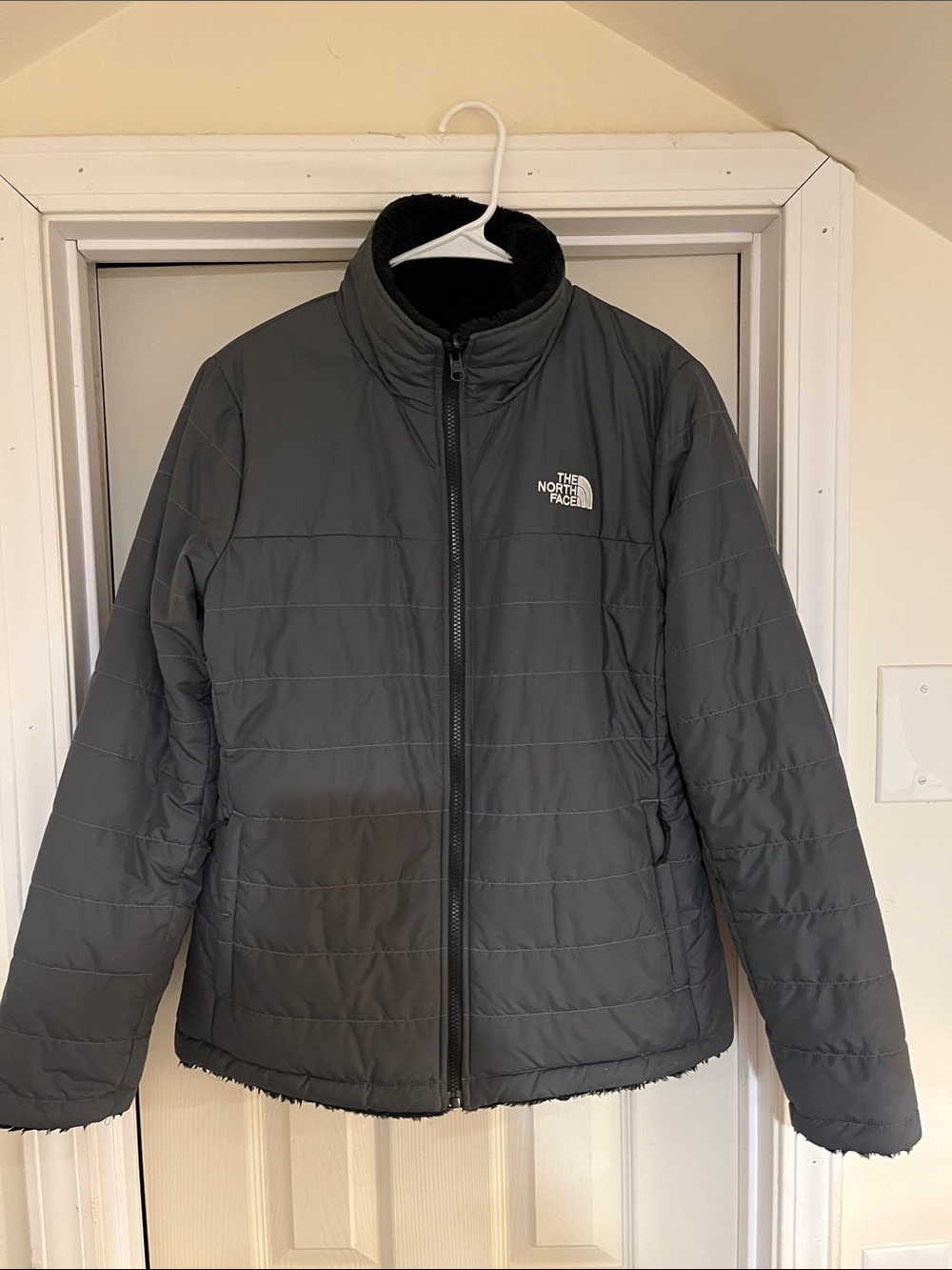 The North Face Women's REVERSIBLE Charcoal Quilted Puffer Jacket, size M